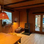 Coastal Family Retreat - 150m To The 度假居